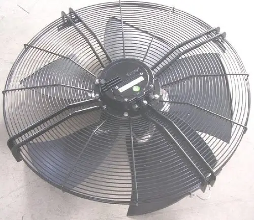 Ventilator von Remeha mit mehreren schwarzen Kunststoffflügeln und einem Schutzgitter, montiert auf einer flachen Basis.